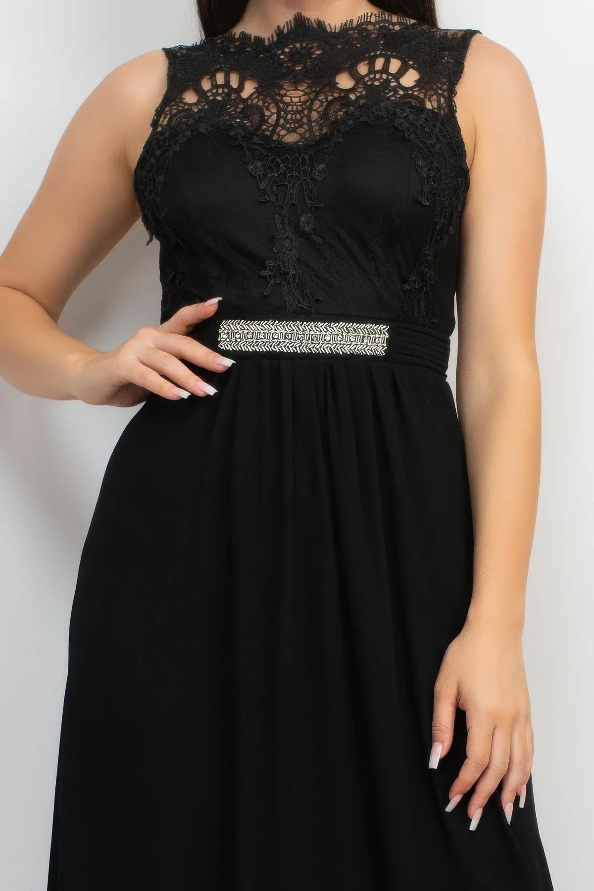 Robe maxi noire sans manches: dentelle décorative au buste et ceinture strass