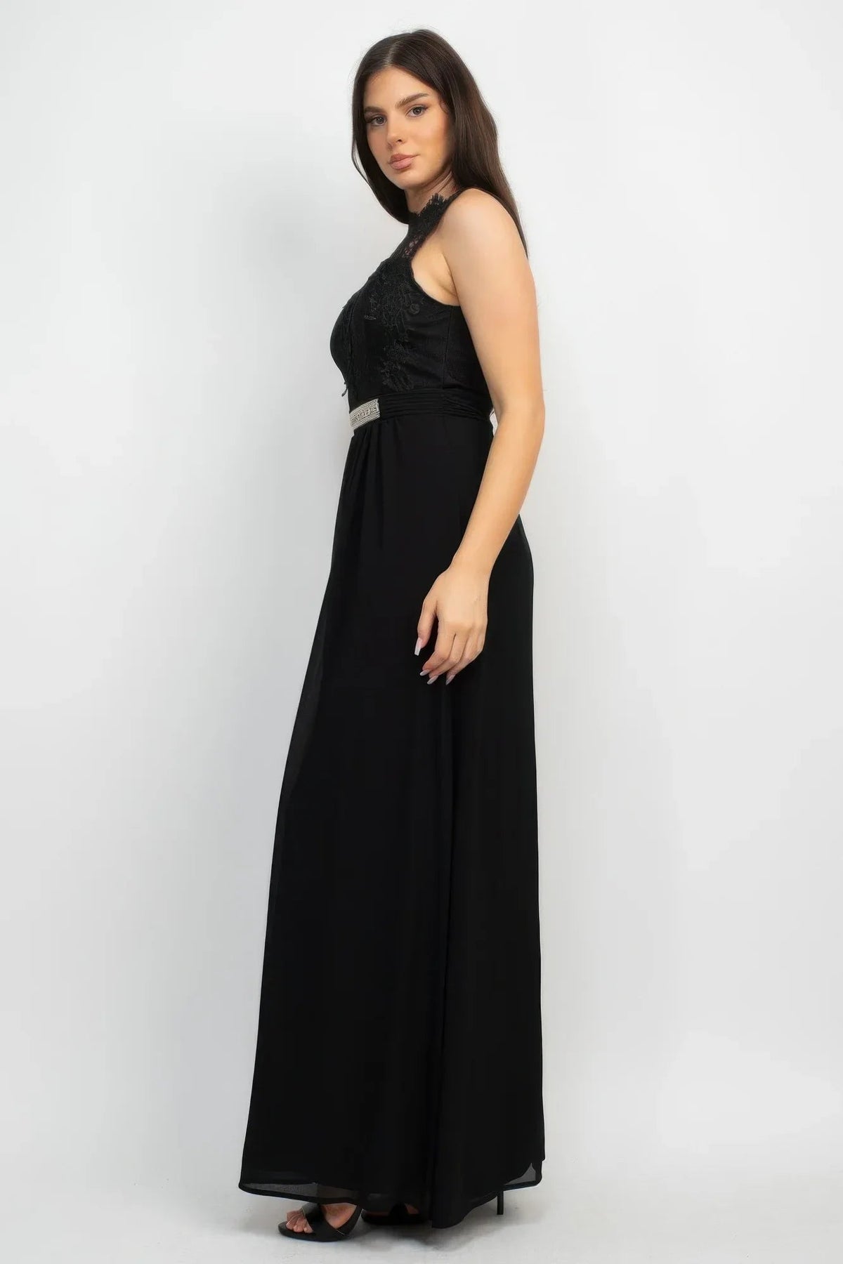Robe longue noire sans manches avec dentelle au buste et ceinture argentée