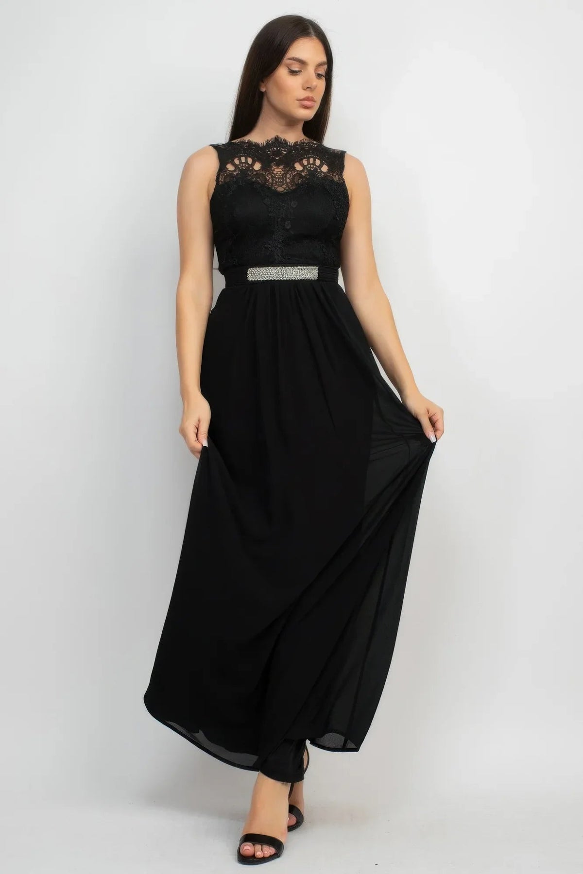 Robe maxi noire sans manches, empiècement dentelle au buste et ceinture argent