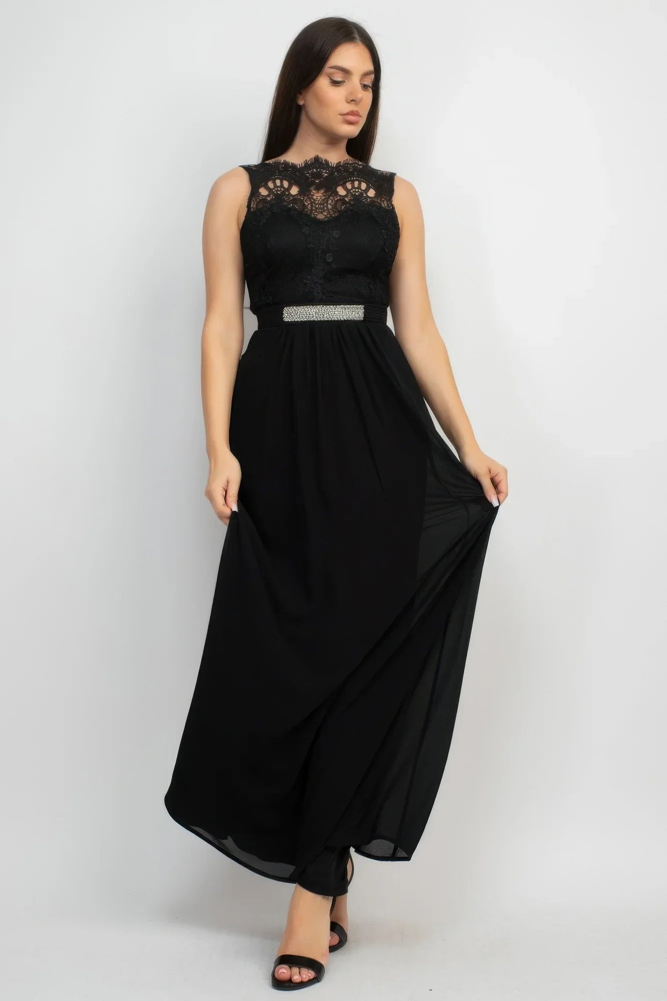 Robe maxi noire sans manches, empiècement dentelle au buste et ceinture argent