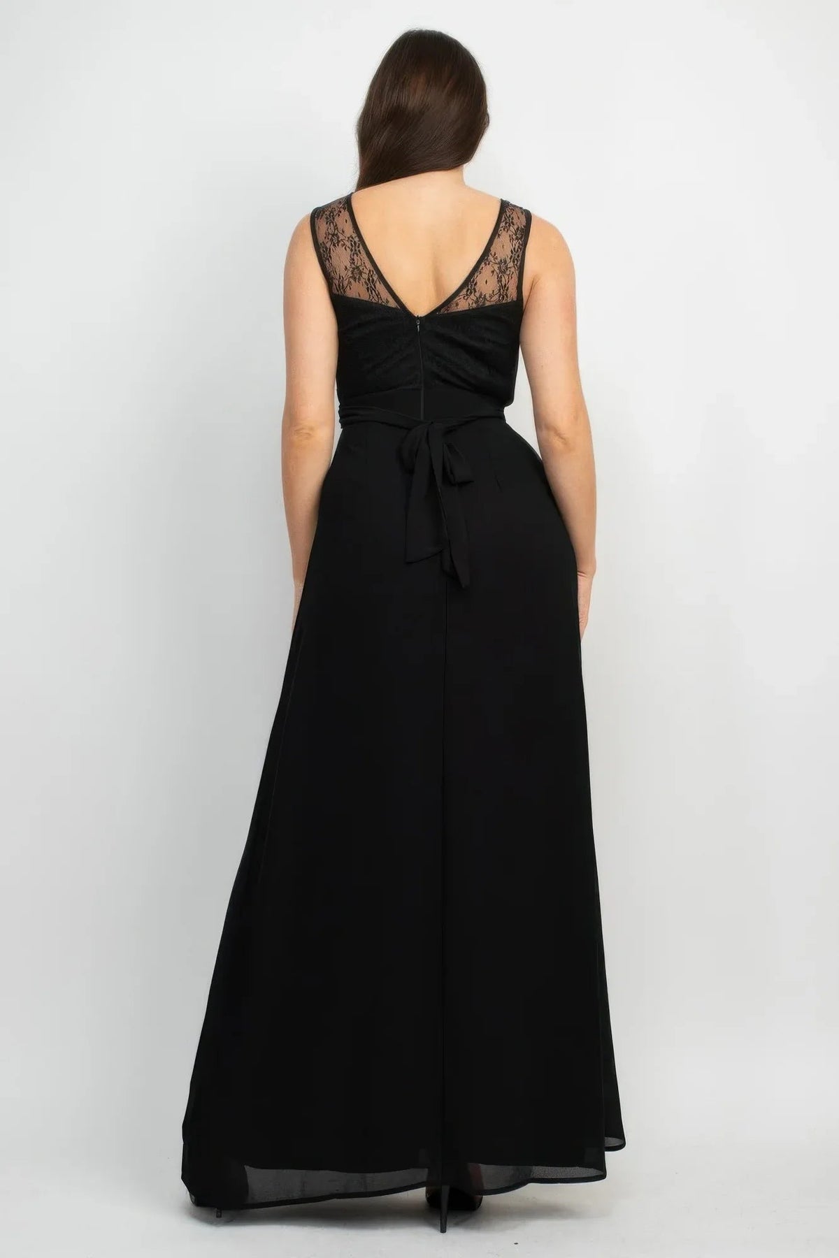 Robe maxi noire sans manches, dos en dentelle et nœud à la taille
