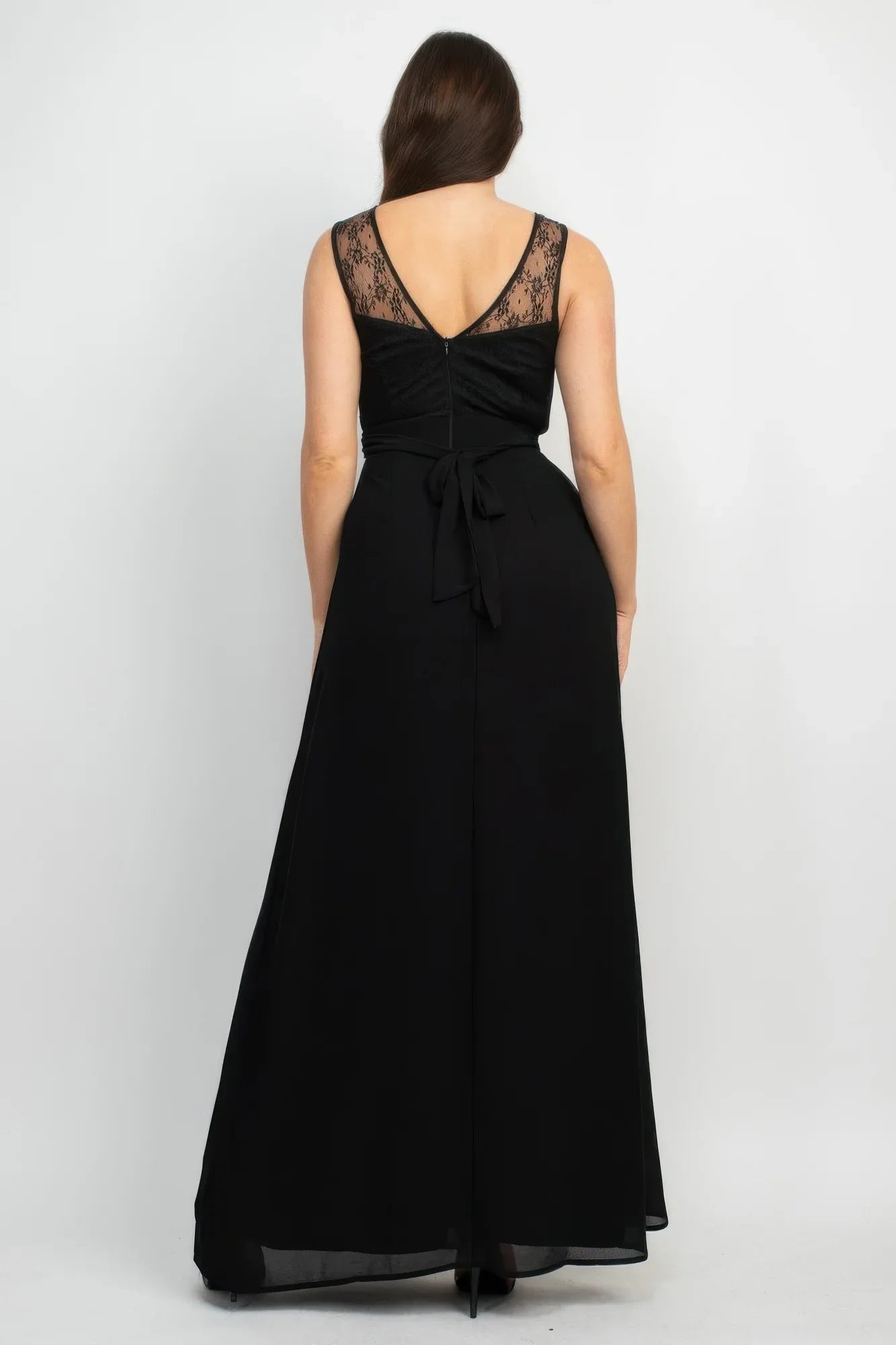 Robe maxi noire sans manches, dos en dentelle et nœud à la taille