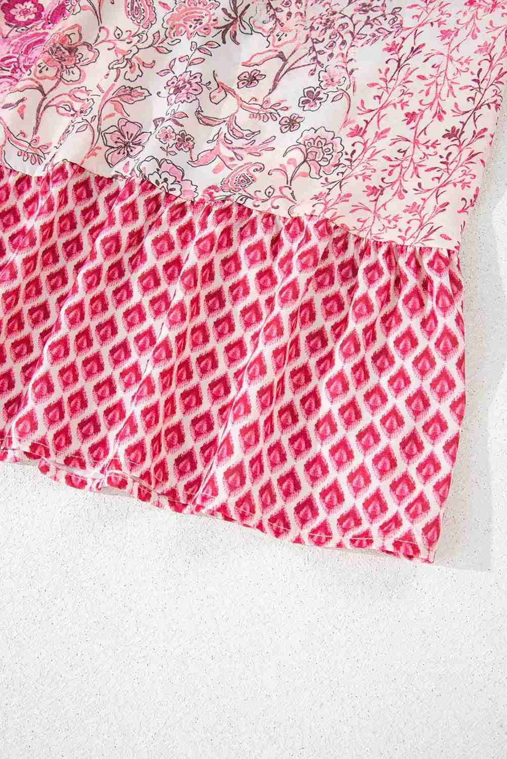Ourlet évasé de la jupe longue bohème, motifs rouge et blanc, coupe fluide