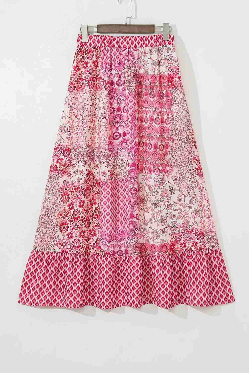 Jupe longue bohème rouge rosé sur cintre, taille élastique, grand volume en bas