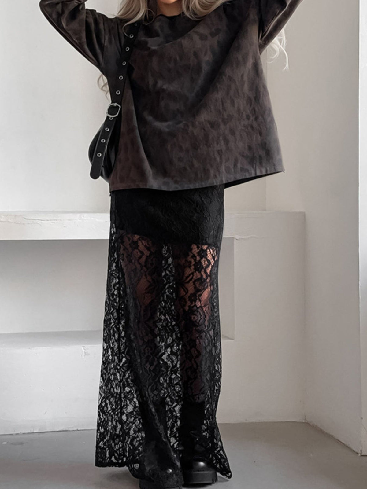 Jupe longue en dentelle noire pour femme – vue 2