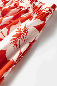 Tissu de jupe rouge à imprimé floral blanc, gros plan sur le motif