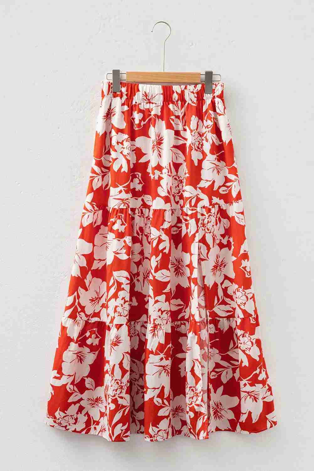 Jupe longue rouge à fleurs blanches, taille élastique froncée et volantée