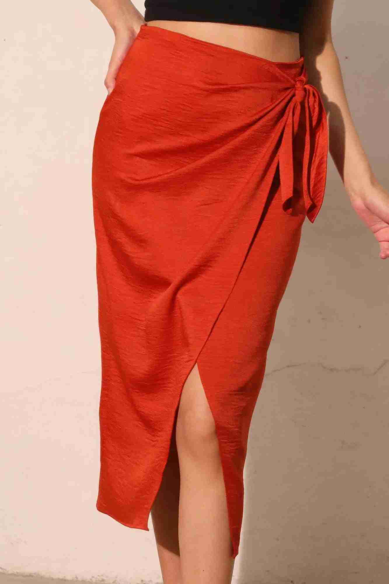 Jupe midi portefeuille satin crêpe lavé rouge, lien noué, drapé avec fente.