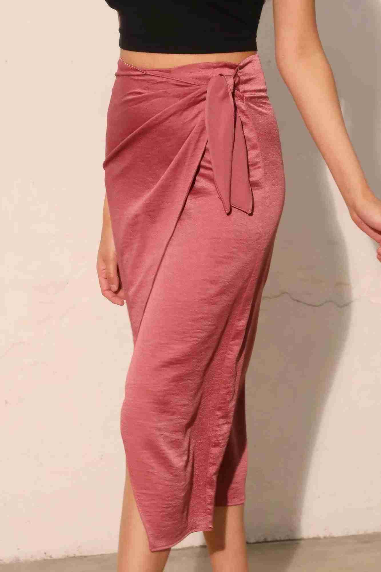 Jupe midi portefeuille satin crêpe lavé rose, lien noué sur le côté, fente devant.