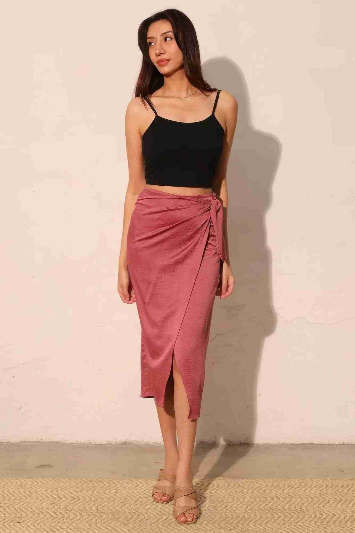 Jupe midi portefeuille en satin crêpe lavé bordeaux, fente et lien latéral