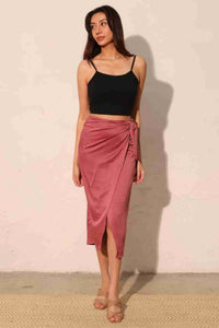 Jupe midi portefeuille en satin crêpe lavé bordeaux, fente et lien latéral
