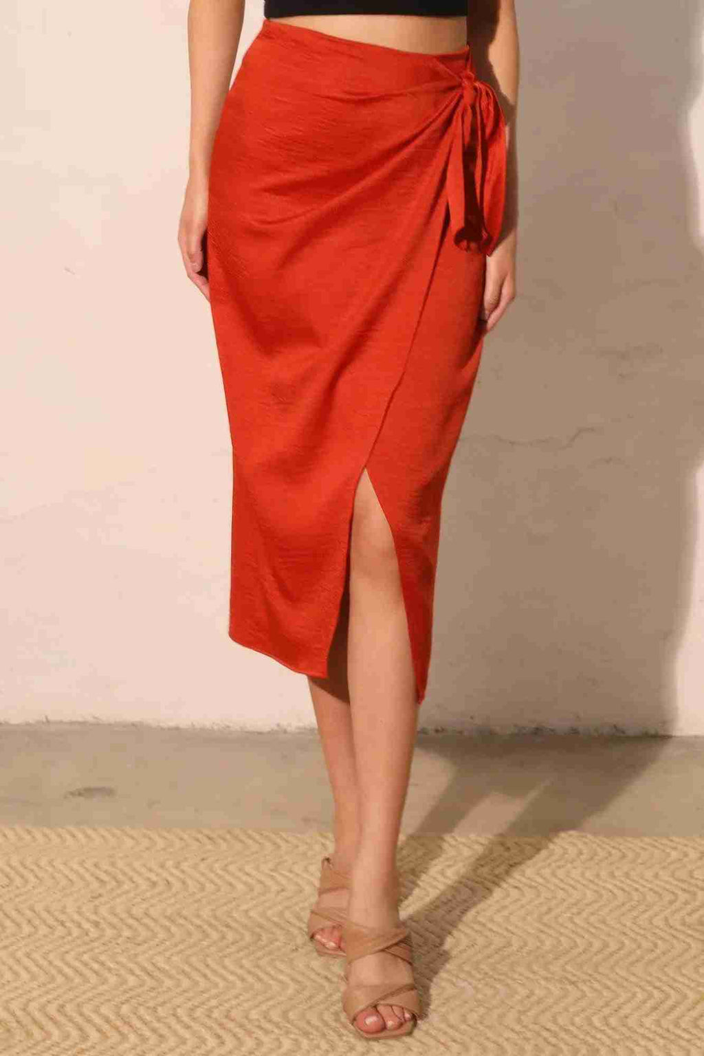Jupe midi portefeuille satin crêpe lavé rouge, lien noué sur le côté, fente.