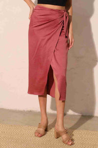 Jupe midi portefeuille satin crêpe lavé rose, lien sur le côté, fente devant.