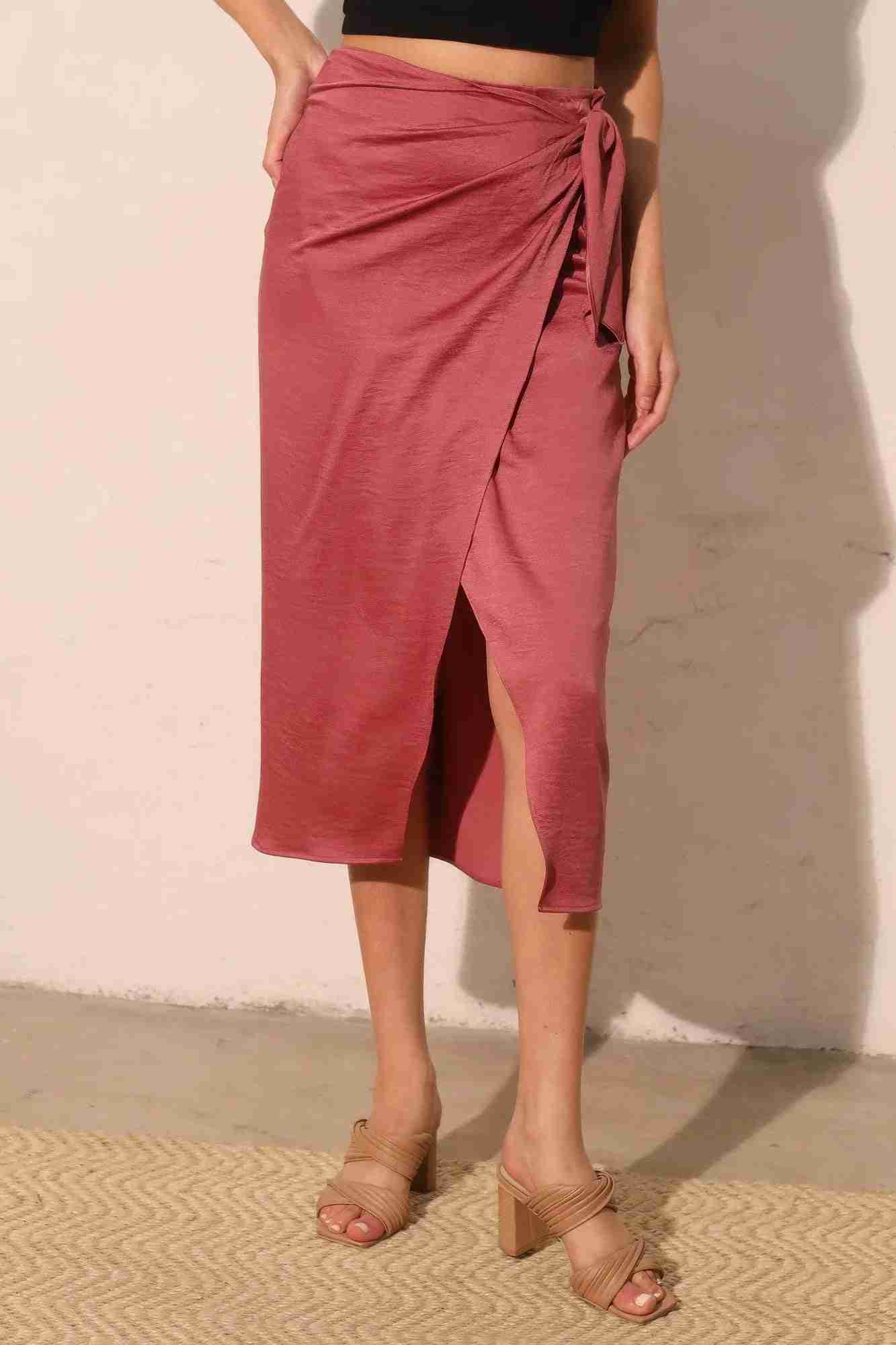 Jupe midi portefeuille satin crêpe lavé rose, lien sur le côté, fente devant.
