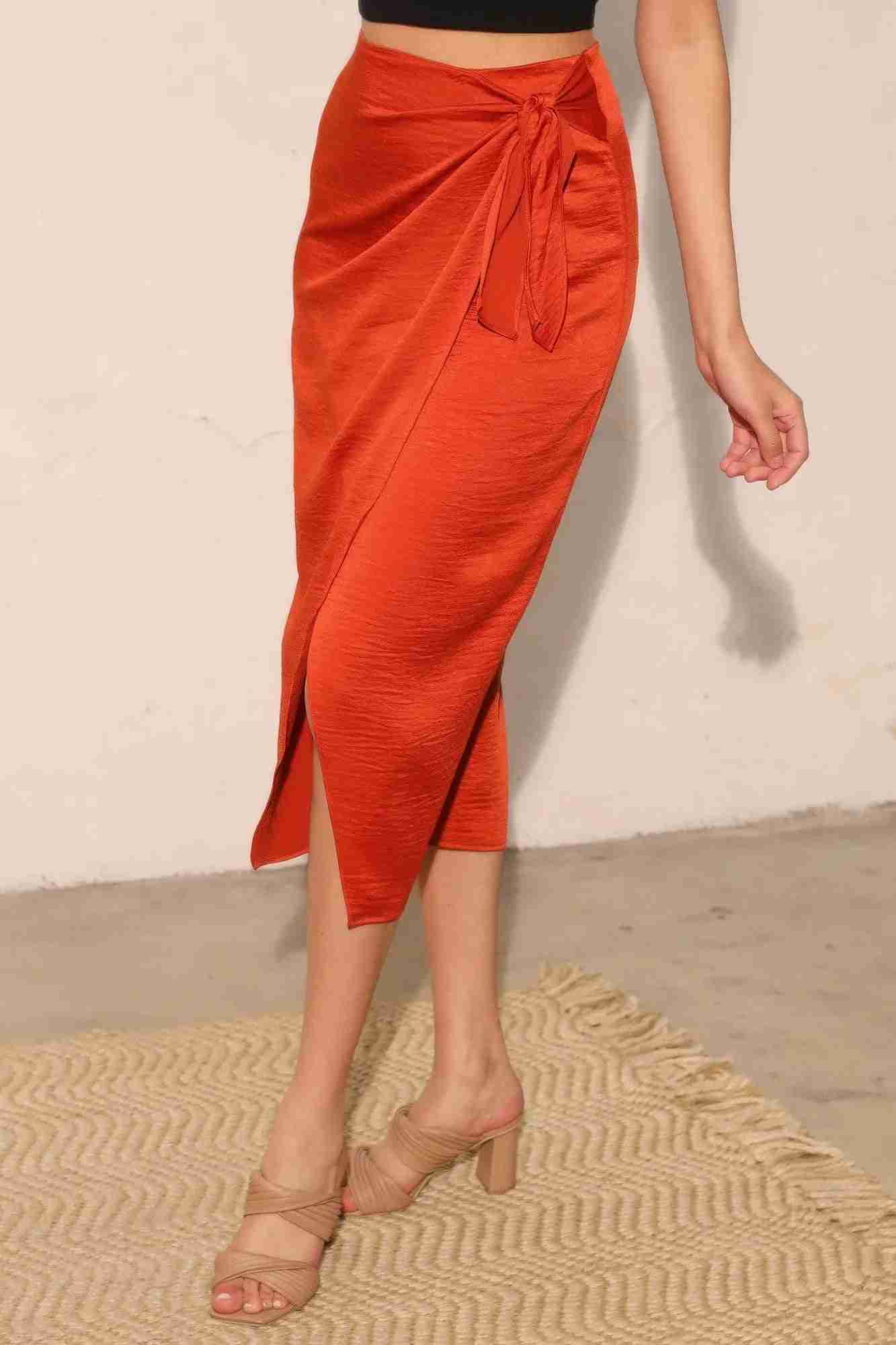 Jupe midi portefeuille satin crêpe lavé rouge, lien sur le devant, fente longue.