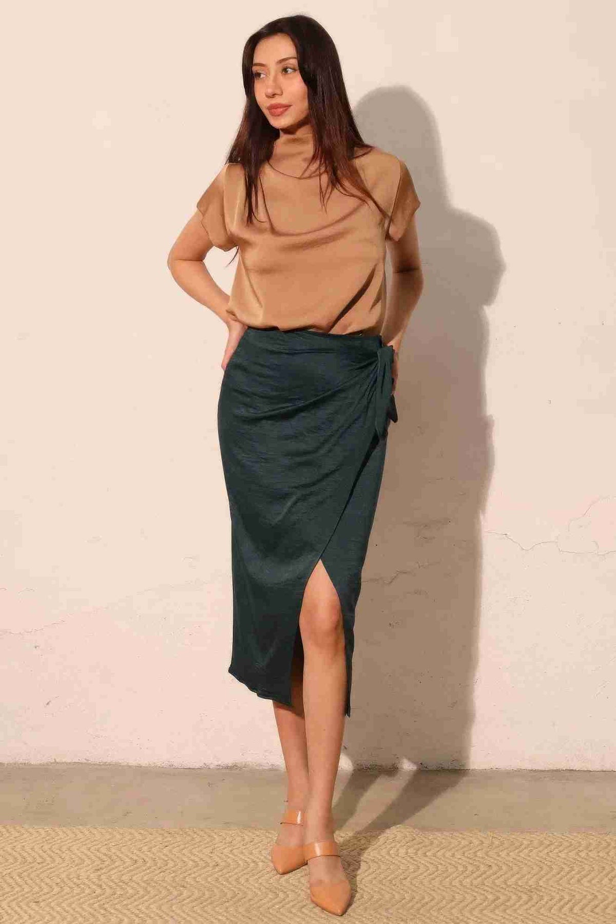 Jupe midi portefeuille satin crêpe lavé vert foncé, lien latéral, fente asymétrique.