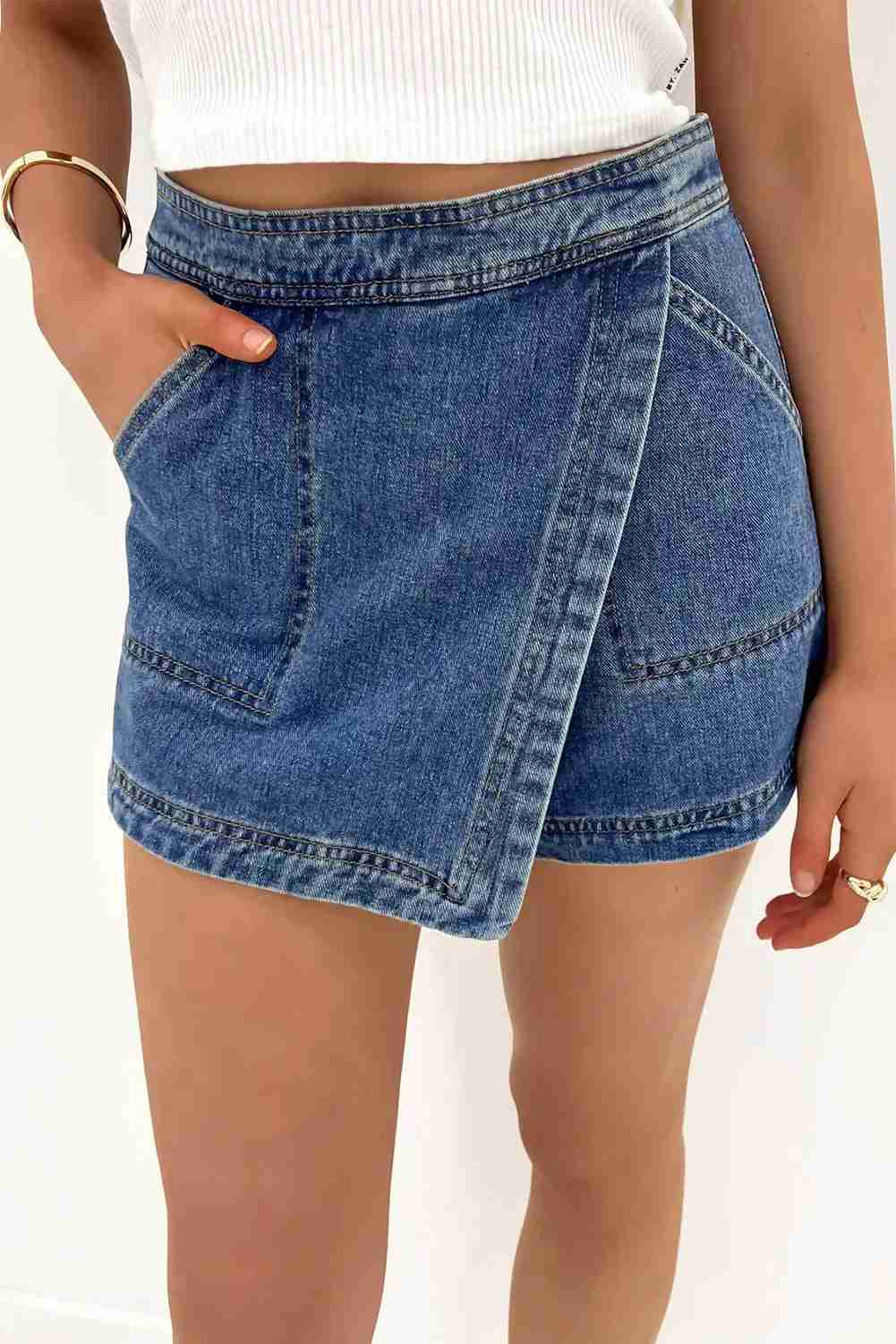 Jupe-short en jean bleu effet enroulé 2-en-1, surpiqûres et fermeture boutonnée