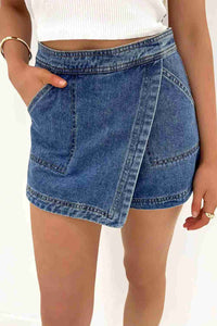 Jupe-short en jean bleu effet enroulé 2-en-1, surpiqûres et fermeture boutonnée