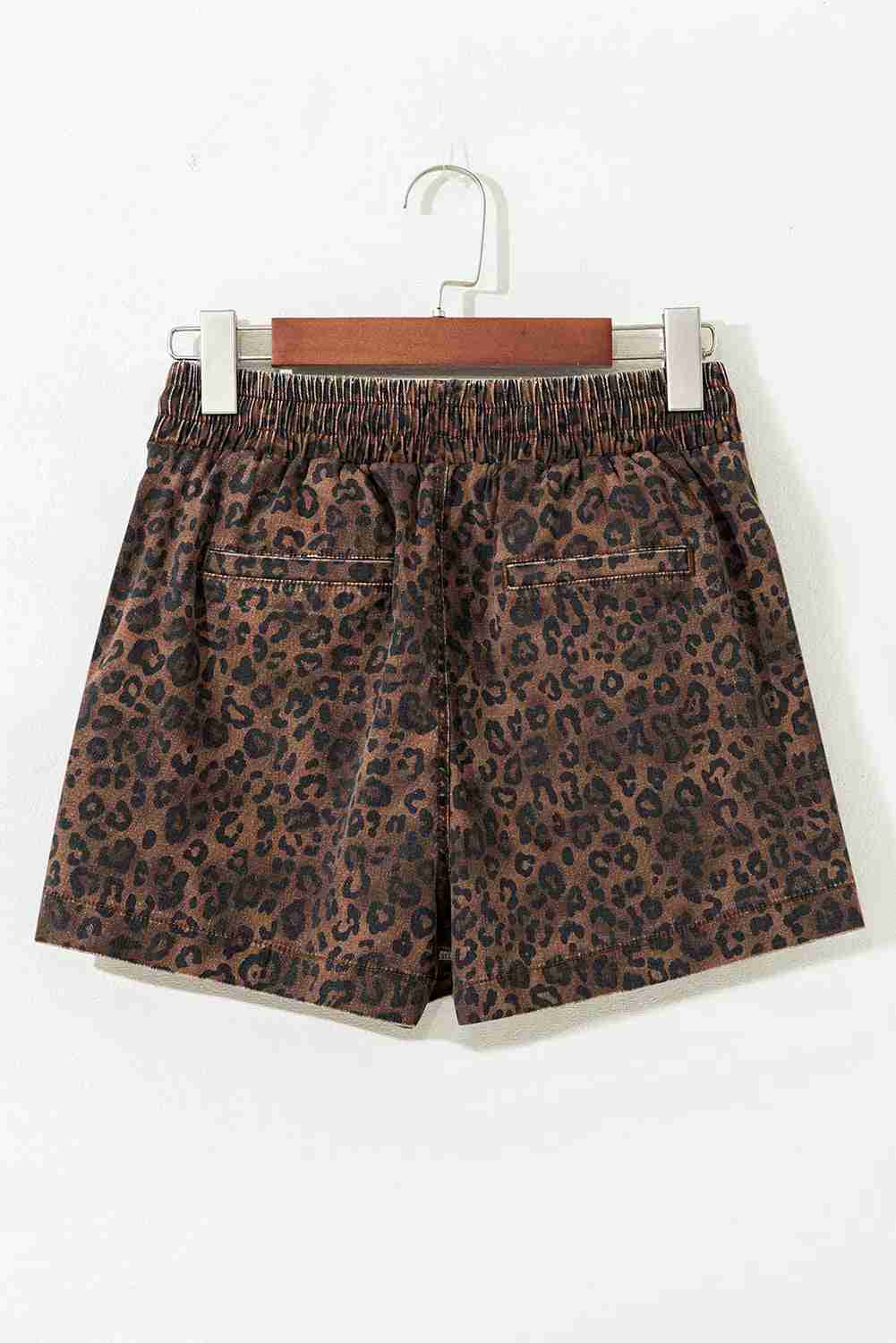 Short imprimé léopard brun, taille élastique et cordon blanc, coupe ample