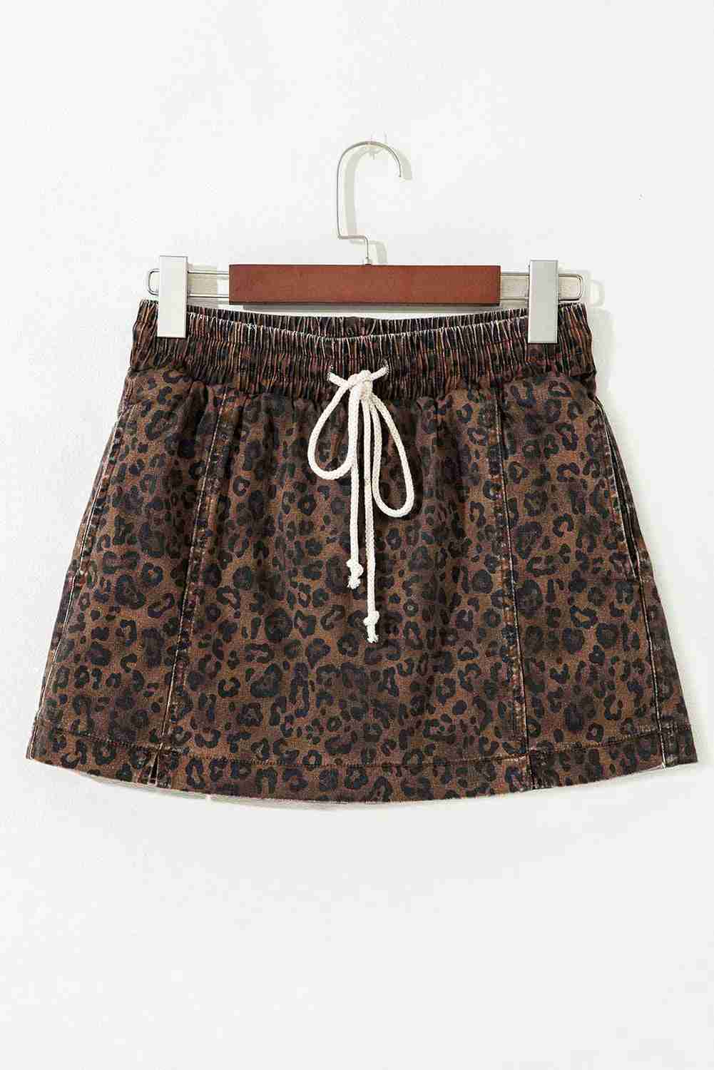 Short imprimé léopard brun sur cintre, taille élastique et cordon blanc