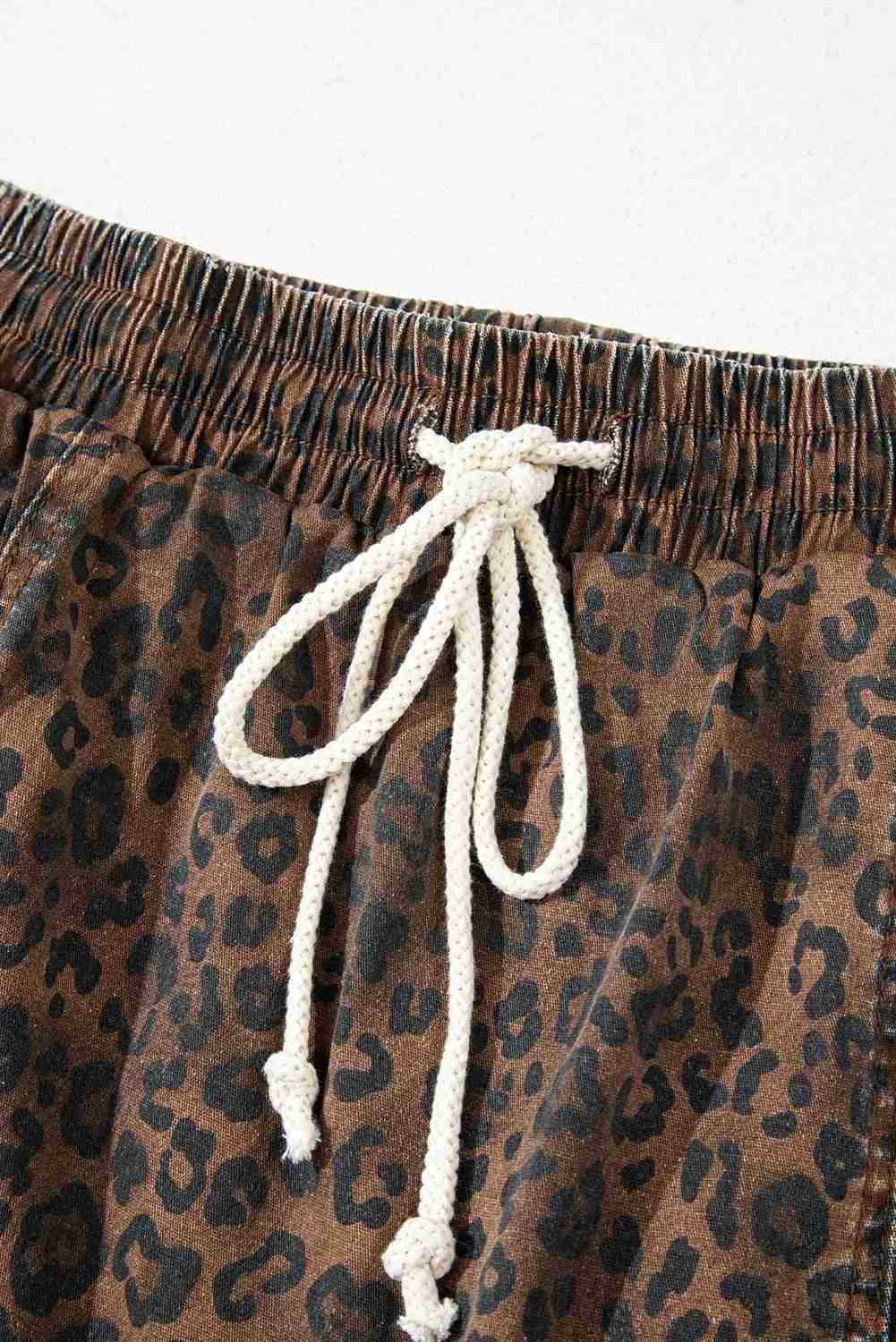 Taille de short léopard brun avec cordon blanc noué et élastique