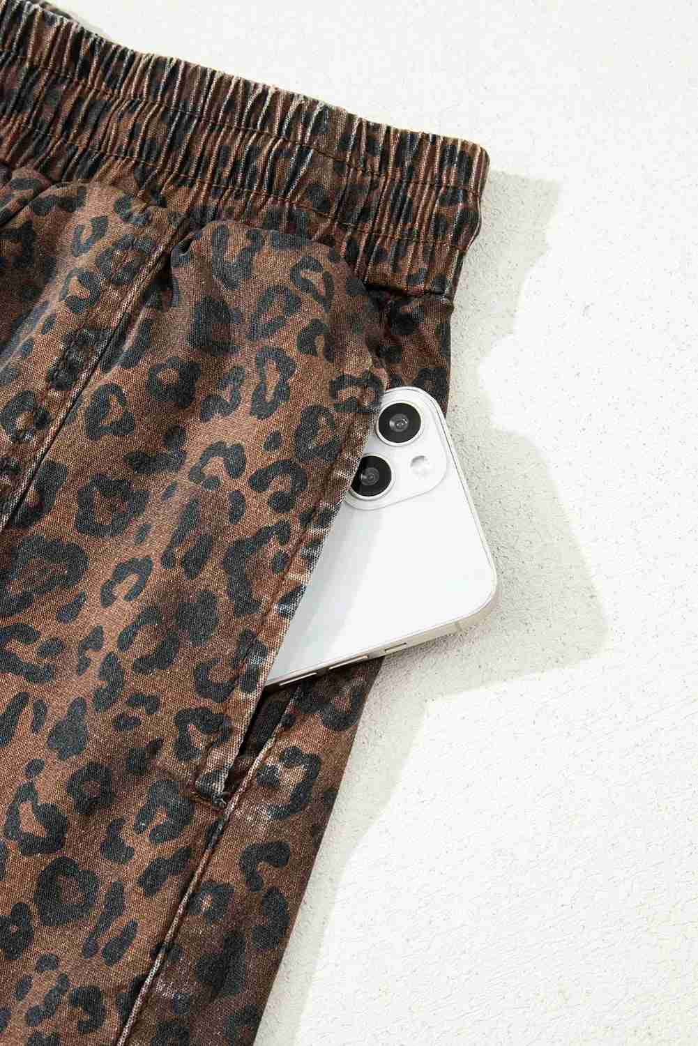 Short imprimé léopard brun, poche avant et couture verticale près de l’ourlet