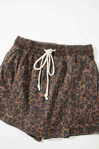 Short en imprimé léopard brun, cordon blanc à nouer et coutures latérales