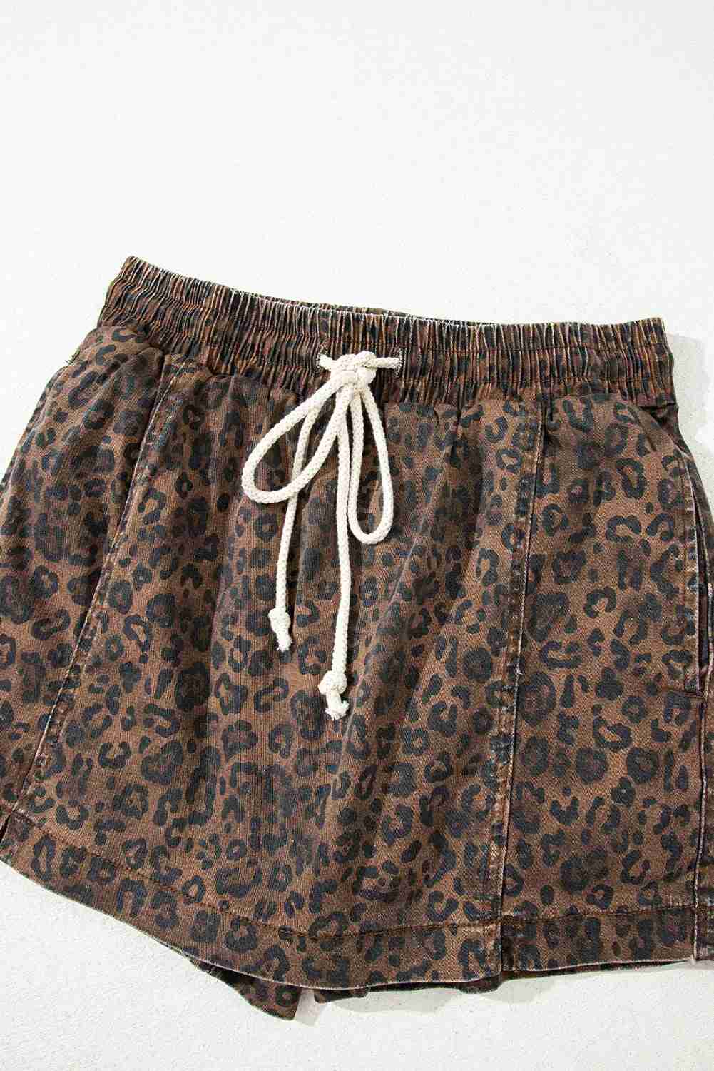 Short en imprimé léopard brun, cordon blanc à nouer et coutures latérales