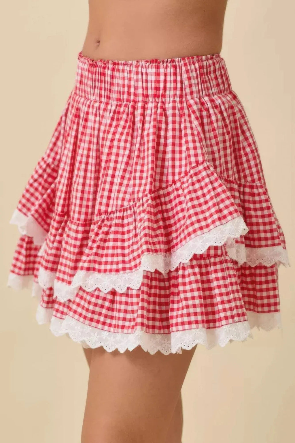Jupe-short vichy rouge et blanc à volants superposés, bord dentelle