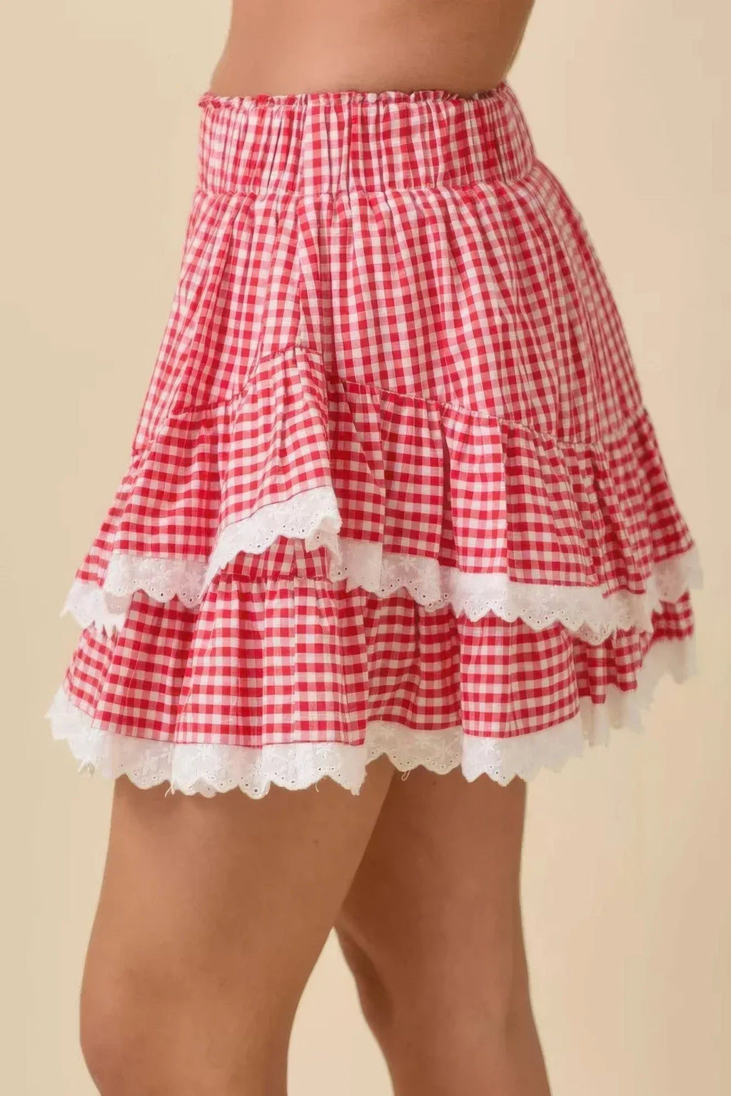 Jupe-short vichy rouge et blanc à volants en étages, taille froncée, bord dentelle