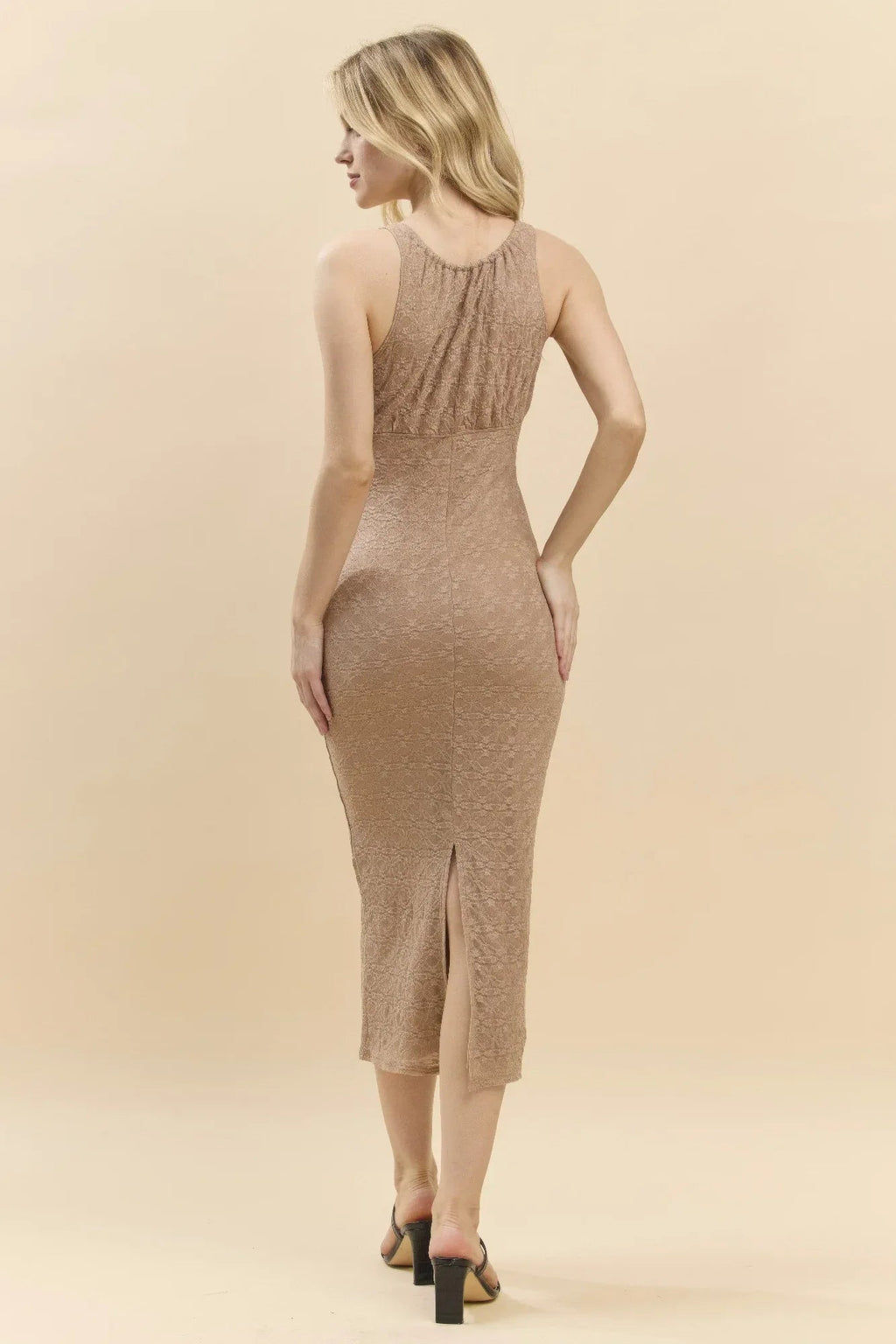Robe midi en dentelle châtaigne sans manches, vue de dos, fente centrale.