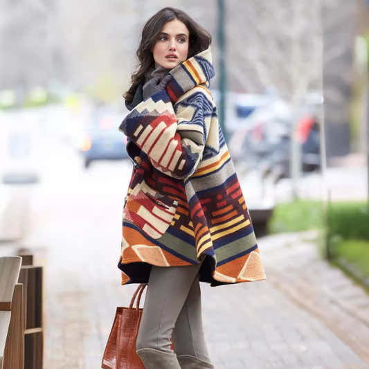 Manteau à capuche femme multicolore à motif ethnique, vue de trois quarts, poche plaquée et manches évasées