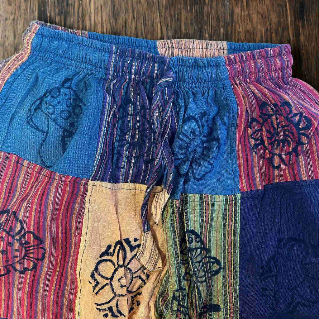 Pantalon patchwork multicolore : ceinture élastique et motifs, coupe ample.