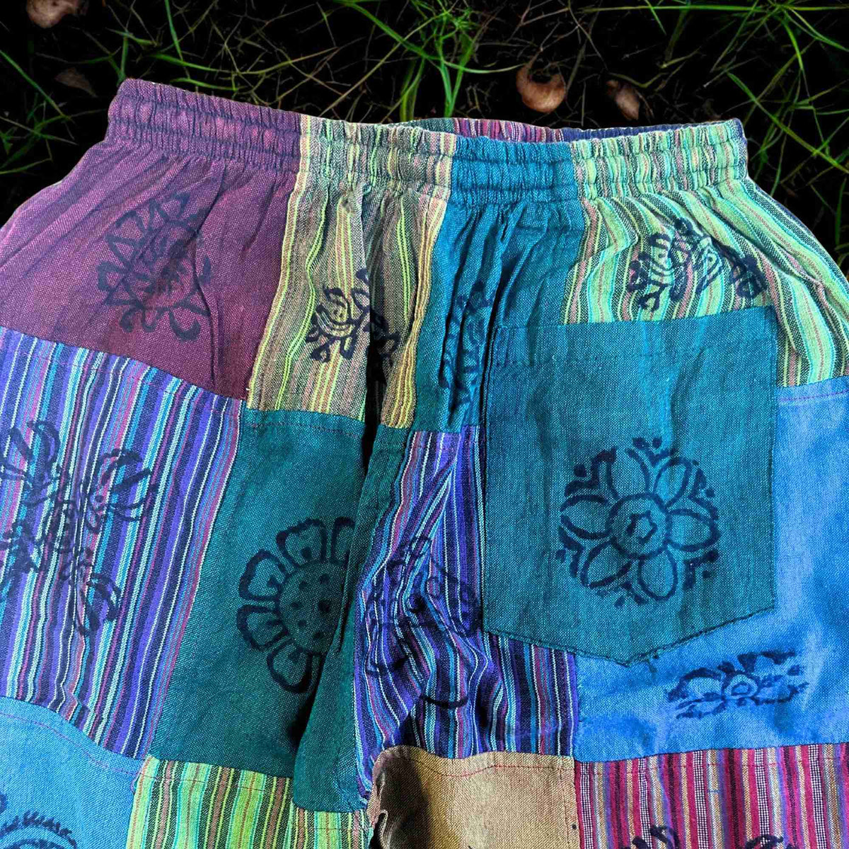 Pantalon patchwork à motifs de champignons, taille élastique, poche, turquoise, violet et vert.