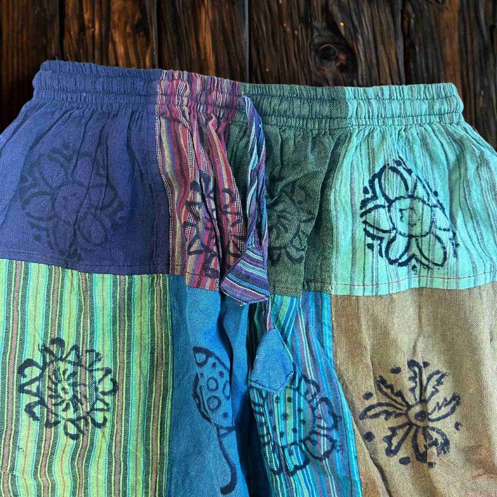Pantalon patchwork à motifs de champignons, taille élastique, poche avant, tons bleu turquoise.