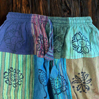 Pantalon patchwork à motifs de champignons, taille élastique, poche avant, tons bleu turquoise.