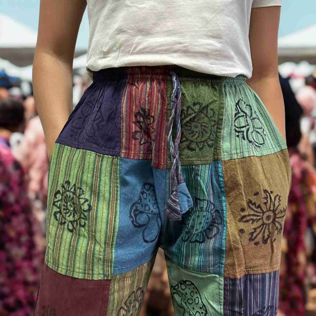 Pantalon patchwork motifs de champignons, bleu et vert, taille élastique, poches.