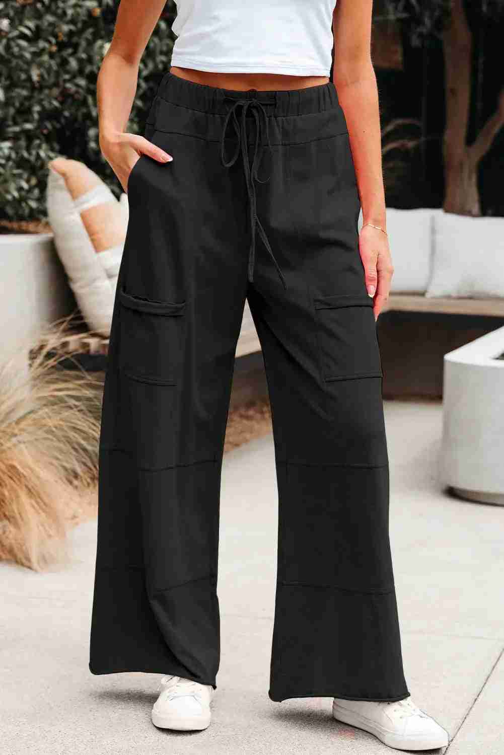 Pantalon cargo femme noir, jambes amples, taille élastique à cordon, poches cargo