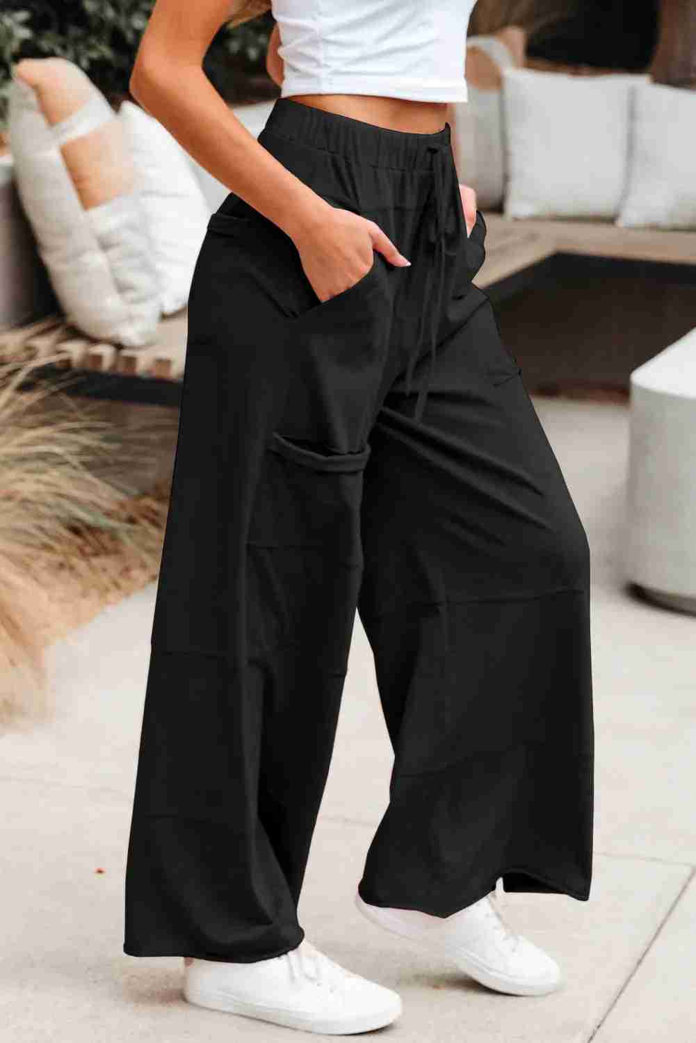 Pantalon cargo femme noir, taille élastique à cordon, grandes poches sur les côtés