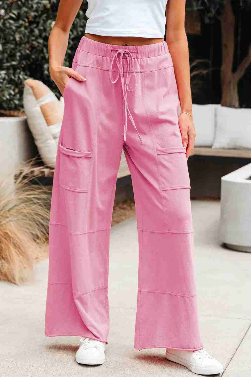 Pantalon cargo femme rose, jambes larges, poches sur les côtés, taille à cordon