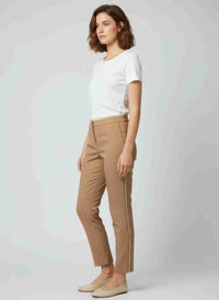 Pantalon femme slim tabac à détails volants en bas, coupe ajustée, finitions décoratives