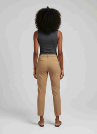 Pantalon femme slim tabac vue de dos, détails volants à la cheville, jambes ajustées