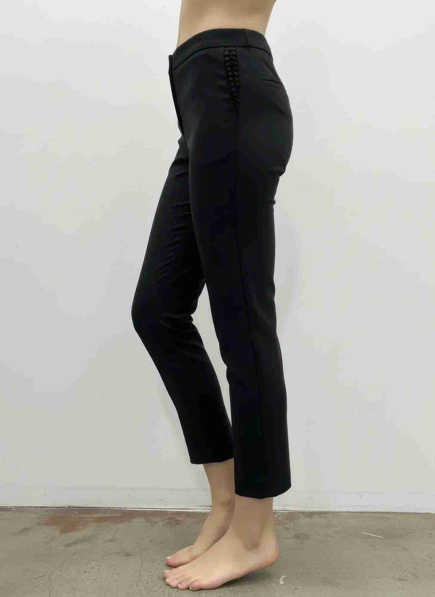 Pantalon slim femme noir longueur cheville, finition lisse à la cheville