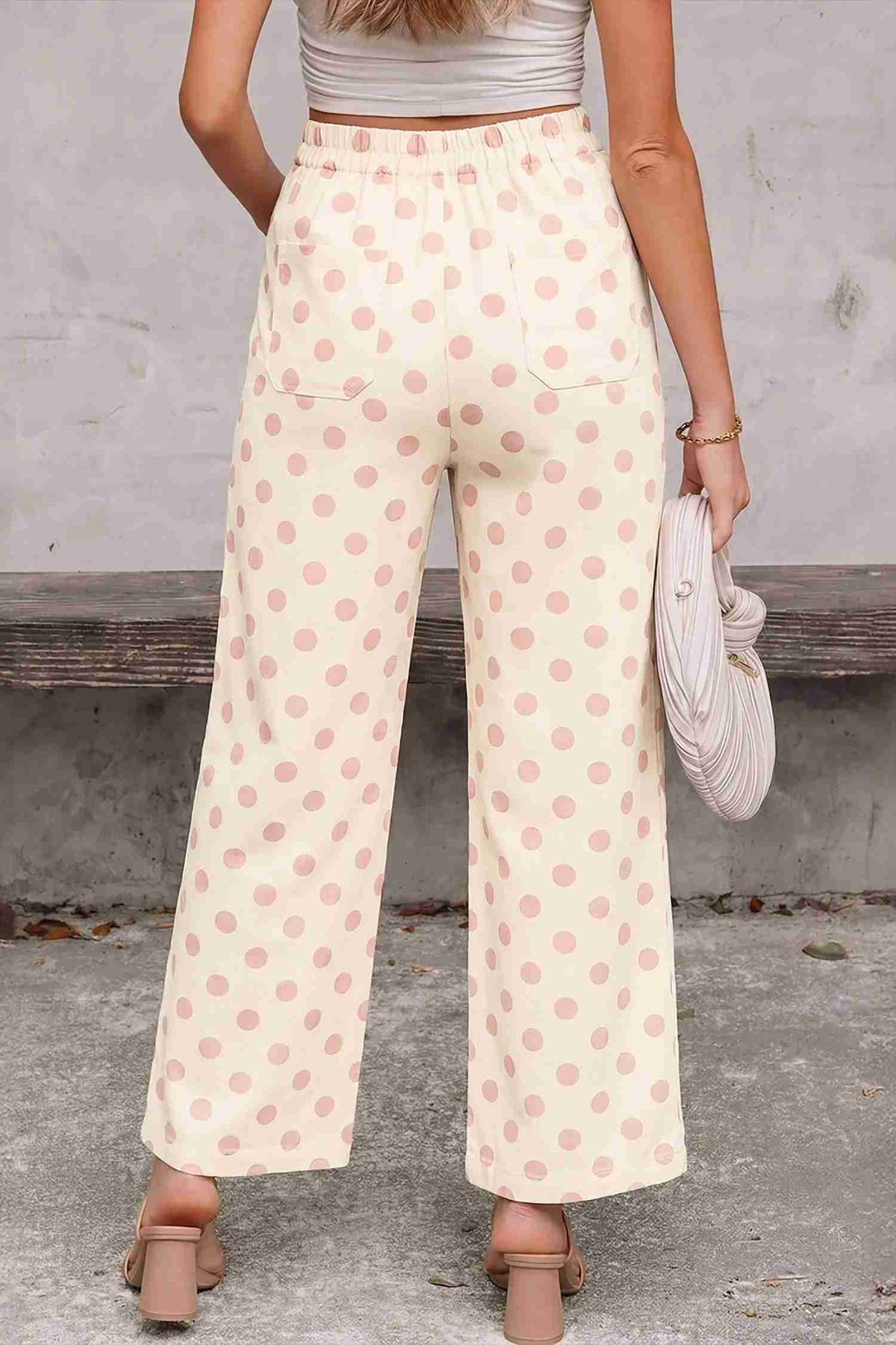 Pantalon droit à pois roses sur fond blanc, jambe ample, taille mi-haute
