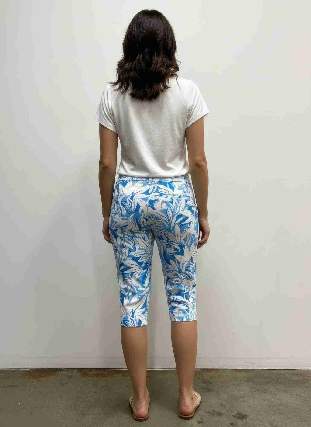 Pantalon femme court imprimé feuilles bleu, vue de dos, taille élastique