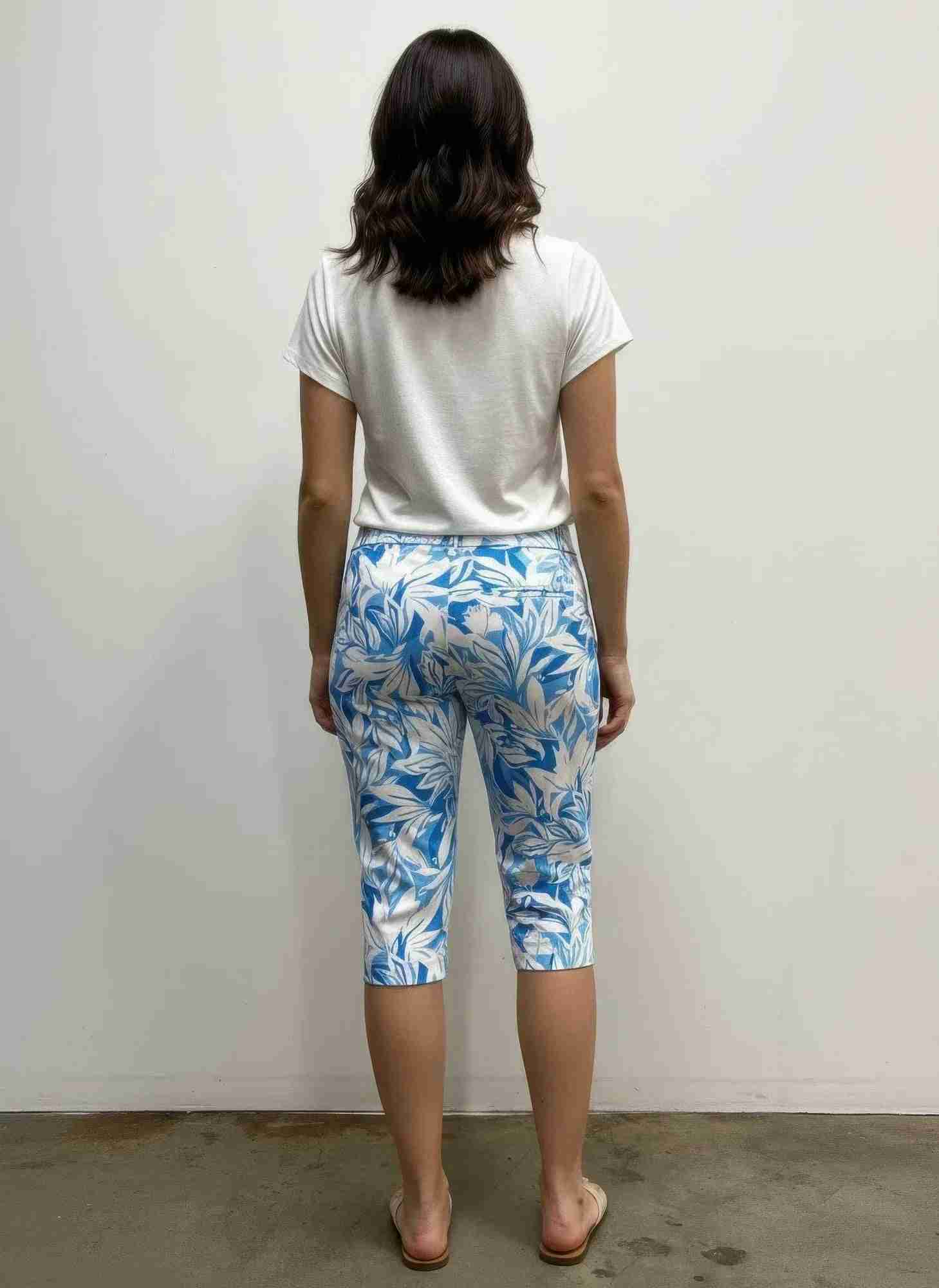Pantalon femme court imprimé feuilles bleu, vue de dos, taille élastique