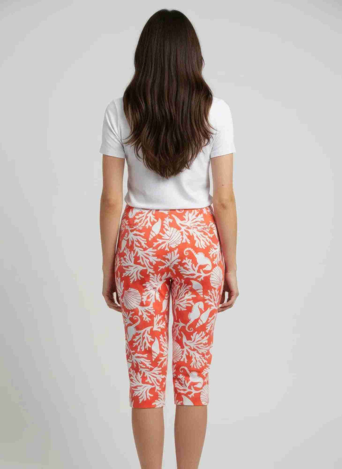 Pantalon femme court imprimé feuilles rouges, vue de dos, taille élastique