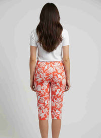 Pantalon femme court imprimé feuilles rouges, vue de dos, taille élastique
