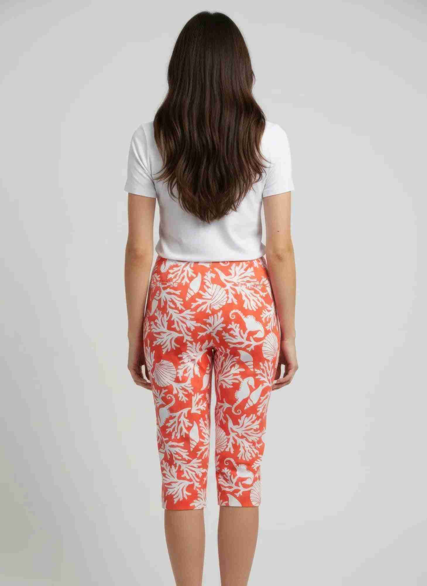 Pantalon femme court imprimé feuilles rouges, vue de dos, taille élastique