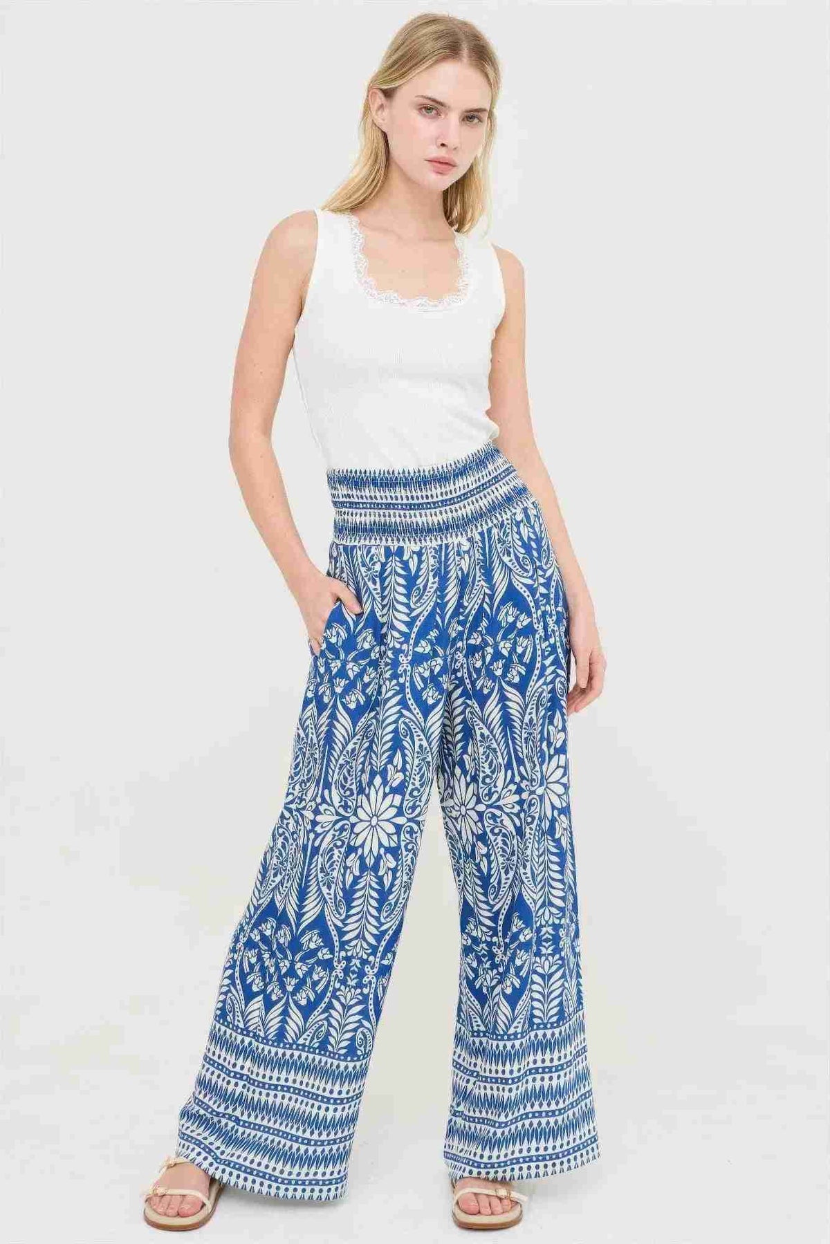 Pantalon femme bleu à imprimé fleuri, taille smockée et jambes évasées